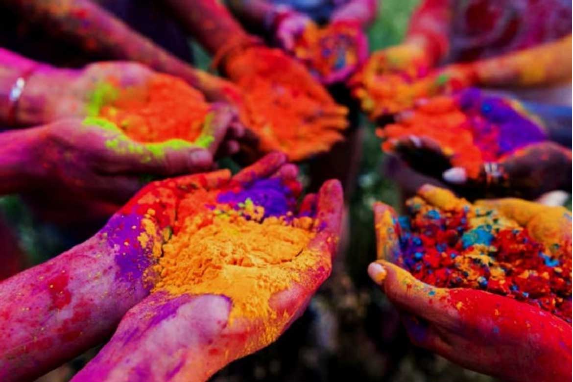 Holi 2020: રાજનેતાઓ હોળીના રંગમાં રંગાયા, આ મંદિરોમાં હોળીના પર્વની ઉજવણી - GSTV